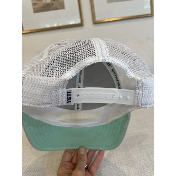 YETI Spey Cast Mid Pro Hat Gray White Baseball Cap Trucker Mesh Snap Back Adjust - Picture 3 of 4